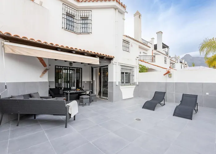 Cozy 4 Bedroom Townhouse With Swimming Pool