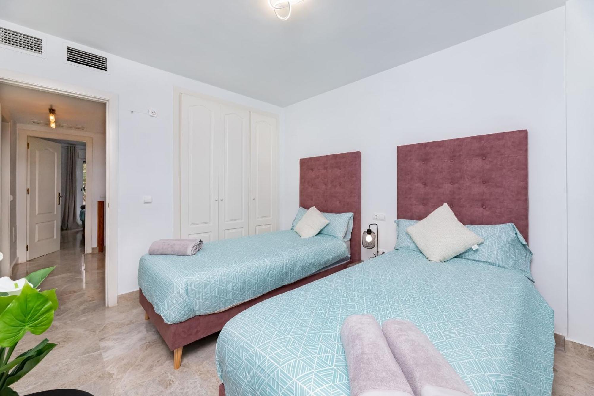Cozy 4 Bedroom Townhouse With Swimming Pool Casa de Férias