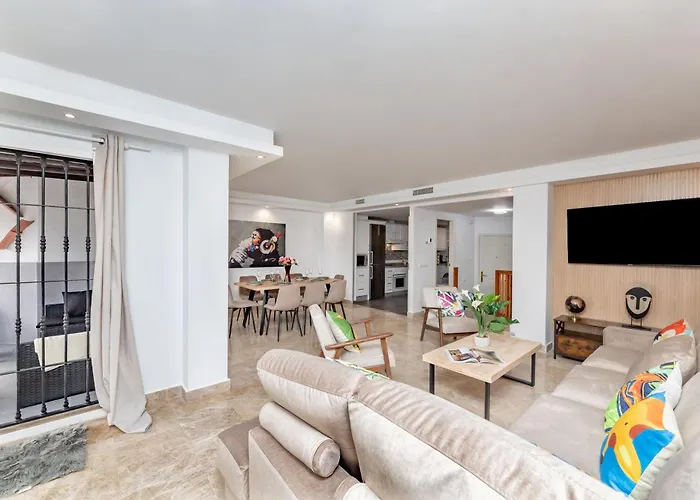 Cozy 4 Bedroom Townhouse With Swimming Pool