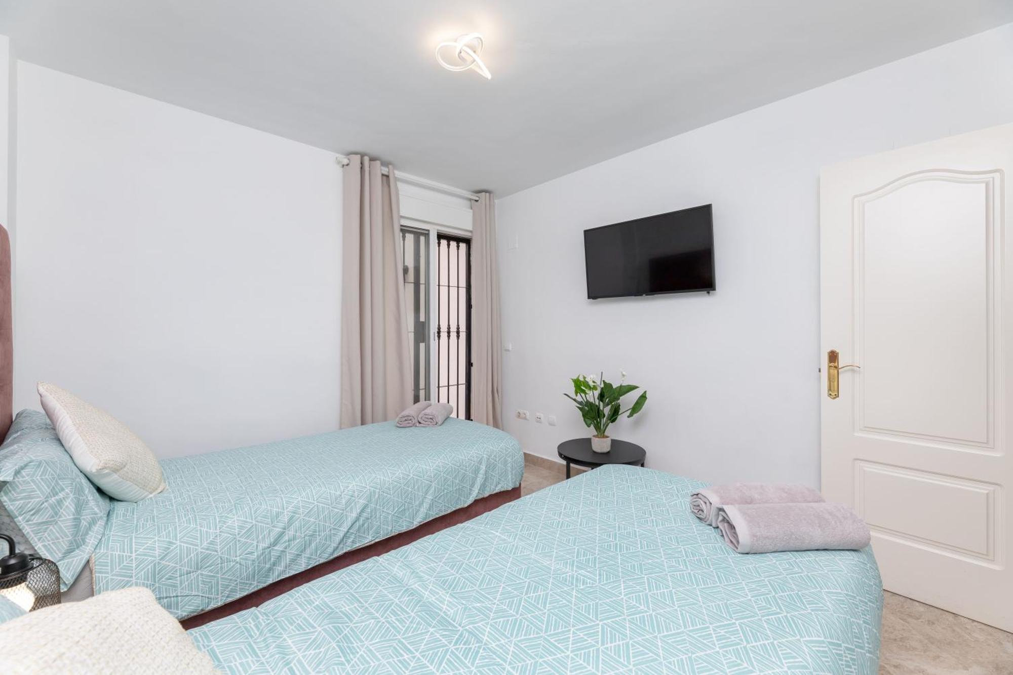 Cozy 4 Bedroom Townhouse With Swimming Pool *