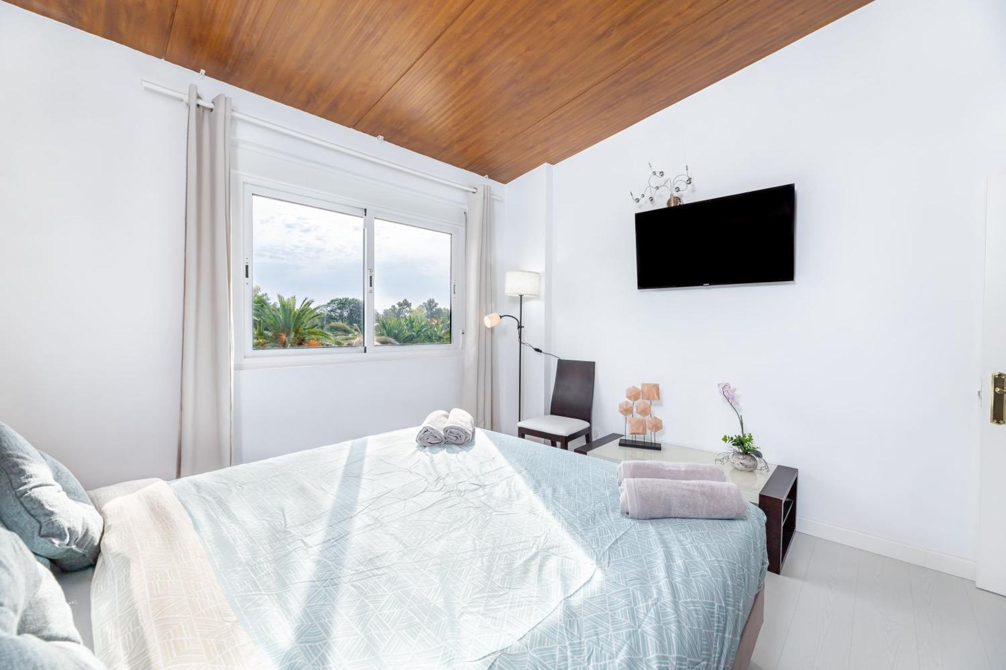 Cozy 4 Bedroom Townhouse With Swimming Pool *