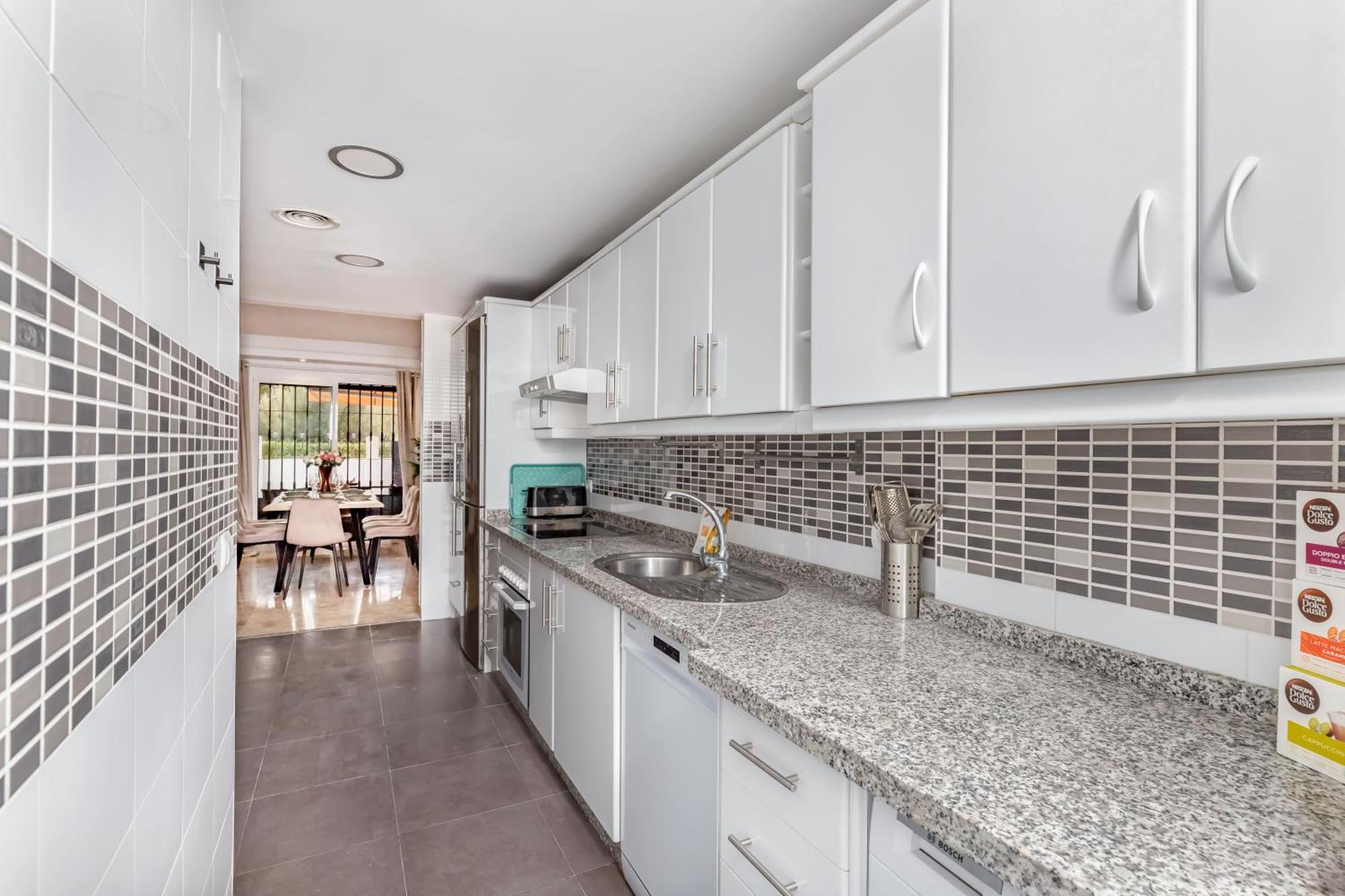 Cozy 4 Bedroom Townhouse With Swimming Pool *