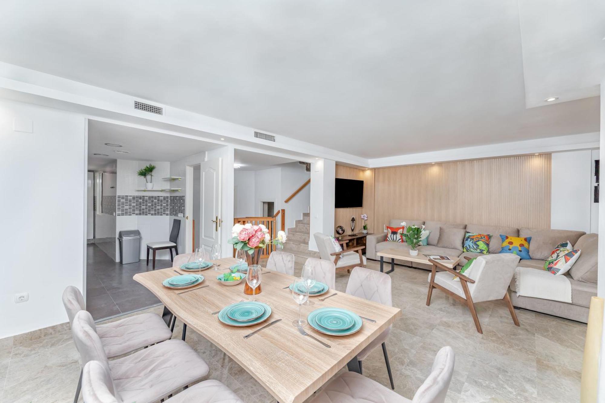 Cozy 4 Bedroom Townhouse With Swimming Pool