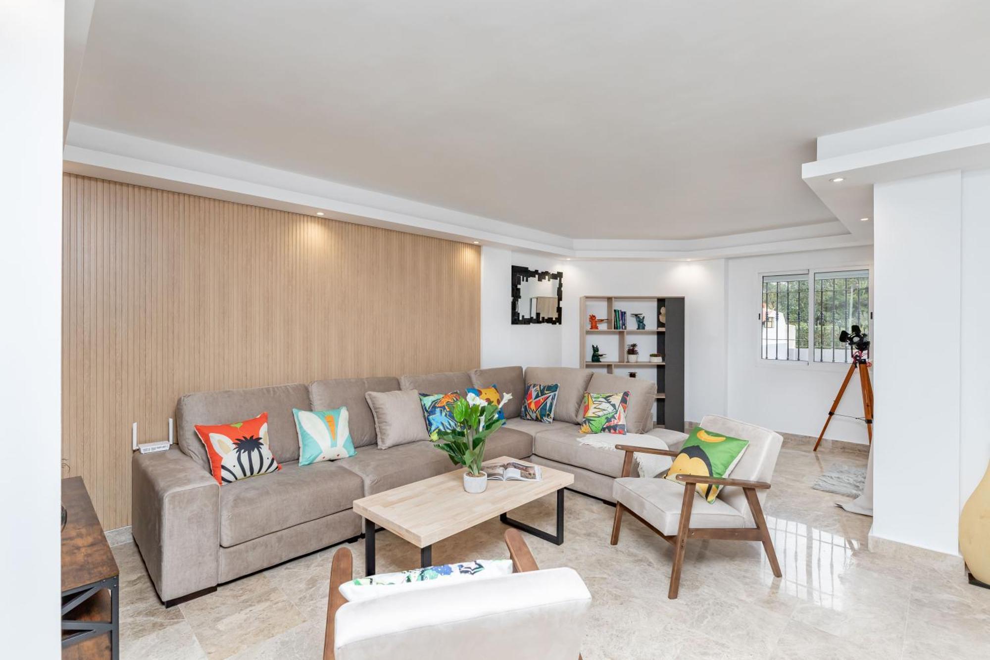 Cozy 4 Bedroom Townhouse With Swimming Pool *