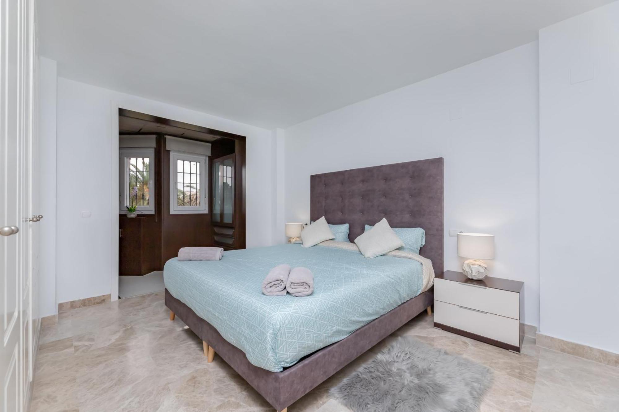 Cozy 4 Bedroom Townhouse With Swimming Pool Ferienhaus *